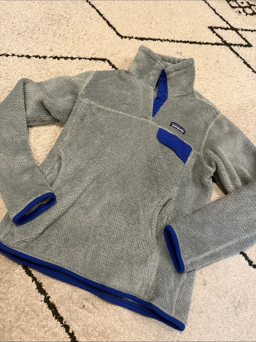 Patagonia Light Gray Fleece Pullover with Blue Accents s